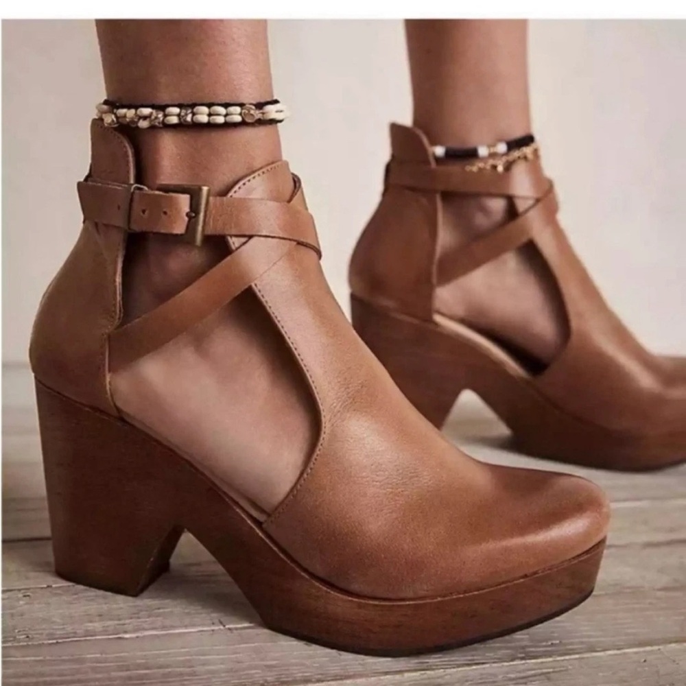 Free People Cedar Wood Clogs Heels EU 39 US 8.5. Straps Buckle Tan Platform